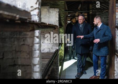 Reportage : visite du second gentleman Douglas Emhoff en Pologne (2023) - le second gentleman Douglas Emhoff participe à une tournée, le vendredi 27 janvier 2023, au Musée Birkenau à Oswiecim, en Pologne. Banque D'Images