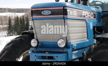 Vieux tracteur Ford TW-35 de 80's ce qui est situé en Finlande Banque D'Images