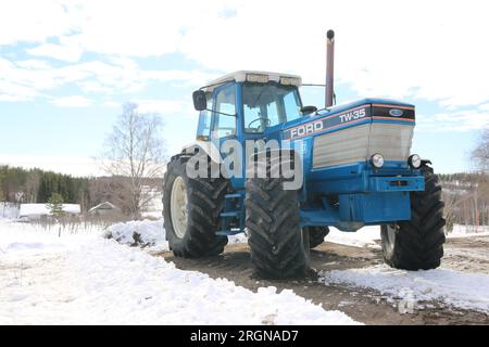 Vieux tracteur Ford TW-35 de 80's ce qui est situé en Finlande Banque D'Images