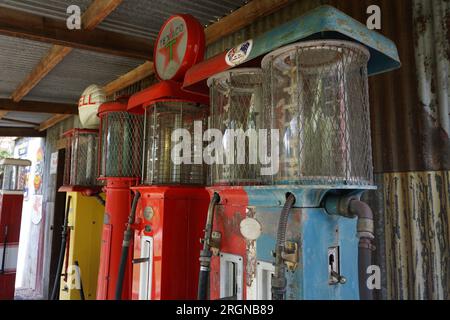 une rangée de vieilles pompes à carburant vintage colorées dans un musée en plein air historique Banque D'Images