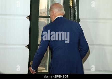 Washington, États-Unis d ' Amérique. 10 août 2023. Le président des États-Unis Joe Biden saisit la poignée de porte pour ouvrir la porte pour lui-même alors qu'il retourne à la Maison Blanche à Washington, DC d'une visite de trois jours en Arizona, au Nouveau-Mexique et en Utah le jeudi 10 août 2023.Credit : Ron Sachs/Pool/Sipa USA crédit : SIPA USA/Alamy Live News Banque D'Images