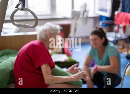 Berlin, Allemagne. 31 juillet 2023. La soignante Ramona Rössner écoute sa patiente, Brigitte Richter, âgée de 97 ans, qui a besoin de soins, lors d’une visite à domicile. Crédit : Monika Skolimowska/dpa/Alamy Live News Banque D'Images