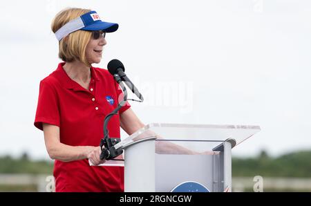 Reportage : SpaceX Crew-4 mission (avril 2022) - Kathy Lueders, administratrice associée de la Direction des missions spatiales de la NASA, s'adresse aux médias après l'arrivée des astronautes de la NASA Kjell Lindgren, Robert Hines, Jessica Watkins, et l’astronaute de l’ESA (Agence spatiale européenne) Samantha Cristoforetti au centre de lancement et d’atterrissage du Kennedy Space Center de la NASA en amont de la mission Crew-4 de SpaceX, lundi 18 avril 2022, en Floride. Banque D'Images