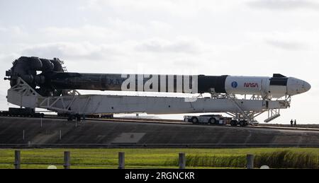 Reportage : SpaceX Crew-4 mission (avril 2022) - Une fusée SpaceX Falcon 9 avec le vaisseau spatial Crew Dragon de la société à bord est vue alors qu'elle est déployée sur la rampe de lancement au Launch Complex 39a alors que les préparatifs se poursuivent pour la mission Crew-4, mardi 19 avril 2022, au Kennedy Space Center de la NASA en Floride. Banque D'Images