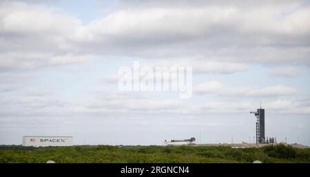 Reportage : SpaceX Crew-4 mission (avril 2022) - Une fusée SpaceX Falcon 9 avec le vaisseau spatial Crew Dragon de la société à bord est vue alors qu'elle est déployée sur la rampe de lancement au Launch Complex 39a alors que les préparatifs se poursuivent pour la mission Crew-4, mardi 19 avril 2022, au Kennedy Space Center de la NASA en Floride. Banque D'Images