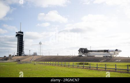 Reportage : SpaceX Crew-4 mission (avril 2022) - Une fusée SpaceX Falcon 9 avec le vaisseau spatial Crew Dragon de la société à bord est vue alors qu'elle est déployée sur la rampe de lancement au Launch Complex 39a alors que les préparatifs se poursuivent pour la mission Crew-4, mardi 19 avril 2022, au Kennedy Space Center de la NASA en Floride. Banque D'Images