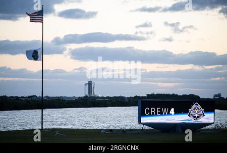 Reportage : SpaceX Crew-4 mission (avril 2022) - Une fusée SpaceX Falcon 9 avec le vaisseau spatial Crew Dragon de la société à bord est vue au lever du soleil sur la rampe de lancement du Launch Complex 39a alors que les préparatifs se poursuivent pour la mission Crew-4, mercredi 20 avril 2022, au Kennedy Space Center de la NASA en Floride. Banque D'Images