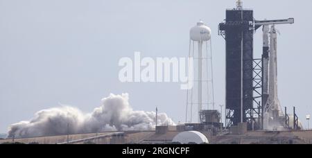 Reportage : SpaceX Crew-4 mission (avril 2022) - Une fusée SpaceX Falcon 9 avec le vaisseau spatial Crew Dragon de la société à bord est vue sur la rampe de lancement du Launch Complex 39a lors d'un bref essai de tir statique avant la mission SpaceX Crew-4 de la NASA, mercredi 20 avril 2022, au Kennedy Space Center de la NASA en Floride. Banque D'Images