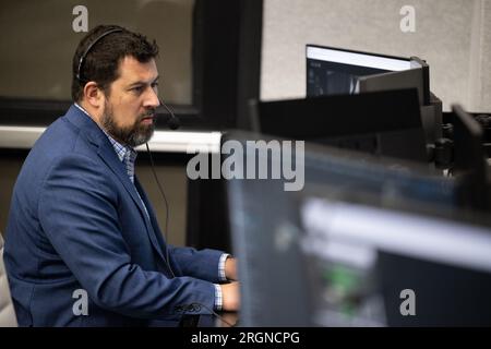 Reportage : SpaceX Crew-4 mission (avril 2022) - Scott Ede, gestionnaire de mission pour la gestion de mission et l'intégration dans le programme commercial Crew de la NASA, surveille le compte à rebours lors d'une répétition générale en préparation du lancement d'une fusée SpaceX Falcon 9 transportant le vaisseau spatial Crew Dragon de la société sur la mission SpaceX Crew-4 de la NASA, mercredi 20 avril 2022 Banque D'Images