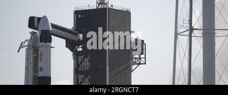 Reportage : SpaceX Crew-4 mission (avril 2022) - Une fusée SpaceX Falcon 9 avec le vaisseau spatial Crew Dragon de la société à bord est vue sur la rampe de lancement du Launch Complex 39a alors que les préparatifs se poursuivent pour la mission Crew-4, samedi 23 avril 2022, au Kennedy Space Center de la NASA en Floride. Banque D'Images