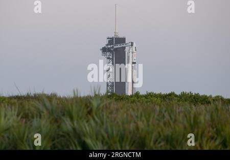 Reportage : SpaceX Crew-4 mission (avril 2022) - Une fusée SpaceX Falcon 9 avec le vaisseau spatial Crew Dragon de la société à bord est vue sur la rampe de lancement du Launch Complex 39a alors que les préparatifs se poursuivent pour la mission Crew-4, lundi 25 avril 2022, au Kennedy Space Center de la NASA en Floride. Banque D'Images