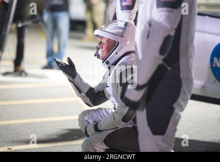 Reportage : SpaceX Crew-4 mission (avril 2022) - l'astronaute de la NASA Robert Hines fait un geste à sa famille et à ses amis alors que lui et ses coéquipiers, portant des suites spatiales SpaceX, quittent le Neil A. Armstrong Operations and Checkout Building pour le Launch Complex 39a pour monter à bord du vaisseau SpaceX Crew Dragon pour le lancement de la mission Crew-4, mardi, le 26 avril 2022, au Kennedy Space Center de la NASA en Floride. Banque D'Images