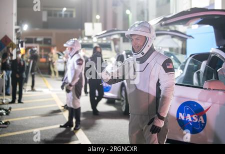 Reportage : SpaceX Crew-4 mission (avril 2022) - l'astronaute de la NASA Kjell Lindgren fait signe à sa famille et à ses amis alors que lui et ses coéquipiers, portant des suites spatiales SpaceX, quittent le Neil A. Armstrong Operations and Checkout Building pour le Launch Complex 39a pour embarquer sur le vaisseau SpaceX Crew Dragon pour le lancement de la mission Crew-4, mardi, le 26 avril 2022, au Kennedy Space Center de la NASA en Floride. Banque D'Images