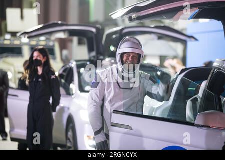 Robert Hines, astronaute de la NASA, fait des vagues pour rejoindre sa famille et ses amis, tandis que Kjell Lindgren, astronaute de la NASA, Jessica Watkins, Et Samantha Cristoforetti, astronaute de l’ESA (Agence spatiale européenne), vêtu d’espaces SpaceX, quitte le bâtiment Neil A. Armstrong Operations and Checkout Building pour le complexe de lancement 39A pour monter à bord du vaisseau spatial SpaceX Crew Dragon pour le lancement de la mission Crew-4, mardi, 26 avril 2022, au Kennedy Space Center de la NASA en Floride. La mission SpaceX Crew-4 de la NASA est la quatrième mission de rotation de l'équipage du vaisseau spatial SpaceX Crew Dragon et de la fusée Falcon 9 vers l'International Space Stat Banque D'Images