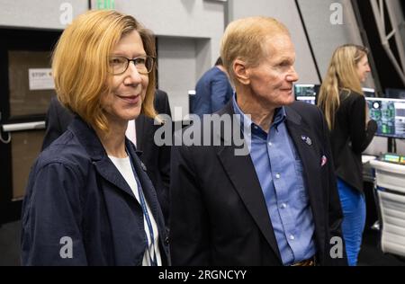 Reportage : SpaceX Crew-4 mission (avril 2022) - l'administrateur de la NASA Bill Nelson, à droite, et Kathy Lueders, administratrice associée de la Direction des missions spatiales de la NASA, à gauche, sont vus après le lancement d'une fusée SpaceX Falcon 9 transportant le vaisseau spatial Crew Dragon de la compagnie sur la mission Crew-4, le mercredi 27 avril 2022, dans la salle de tir quatre du Launch Control Center du Kennedy Space Center de la NASA en Floride. Banque D'Images