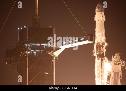 Reportage : SpaceX Crew-4 mission (avril 2022) - Une fusée SpaceX Falcon 9 transportant le vaisseau spatial Crew Dragon de la société est lancée lors de la mission SpaceX Crew-4 de la NASA vers la Station spatiale internationale, mercredi 27 avril 2022, au Kennedy Space Center de la NASA en Floride. Banque D'Images