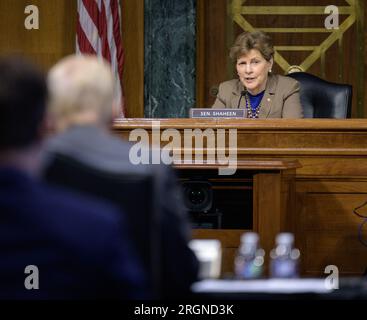 Reportage : la NASA devant le sous-comité du commerce, de la justice, de la science et des organismes connexes des crédits (mai 2022) - la sénatrice Jeanne Shaheen, D-N.H., interroge Bill Nelson, administrateur de la NASA, lors d’une audience sur le budget de la NASA, mardi 3 mai 2022, au Dirksen Senate Office Building Banque D'Images