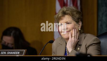 Reportage : la NASA devant le sous-comité du commerce, de la justice, de la science et des organismes connexes des crédits (mai 2022) - la sénatrice Jeanne Shaheen, D-N.H., interroge Bill Nelson, administrateur de la NASA, lors d’une audience sur le budget de la NASA, mardi 3 mai 2022, au Dirksen Senate Office Building Banque D'Images