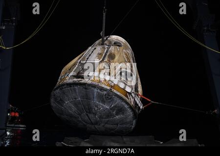 Reportage : SpaceX Crew-3 Splashdown de la NASA (mai 2022) - le vaisseau spatial SpaceX Crew Dragon Endurance est aperçu peu de temps après son atterrissage dans le golfe du Mexique, au large de Tampa, en Floride, le vendredi 6 mai 2022. Banque D'Images