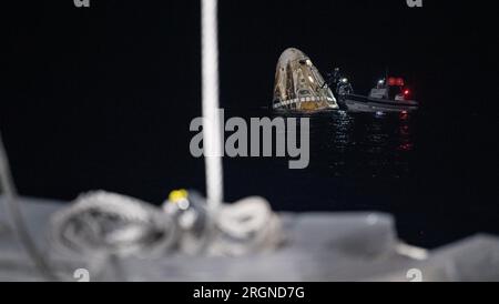 Reportage : SpaceX Crew-3 Splashdown de la NASA (mai 2022) - les équipes de soutien travaillent autour du vaisseau spatial SpaceX Crew Dragon Endurance peu de temps après son atterrissage dans le golfe du Mexique, au large de Tampa, en Floride, le vendredi 6 mai 2022. Banque D'Images