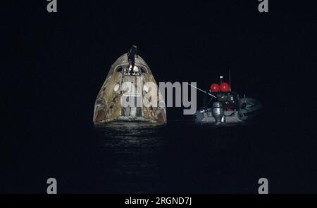 Reportage : SpaceX Crew-3 Splashdown de la NASA (mai 2022) - les équipes de soutien travaillent autour du vaisseau spatial SpaceX Crew Dragon Endurance peu de temps après son atterrissage dans le golfe du Mexique, au large de Tampa, en Floride, le vendredi 6 mai 2022. Banque D'Images