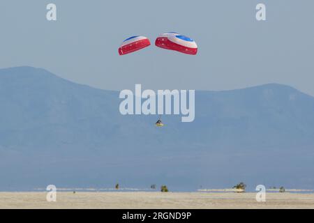 Reportage : Boeing orbital Flight Test-2 Landing (mai 2022) - le vaisseau spatial CST-100 Starliner de Boeing atterrit au Space Harbor de White Sands missile Range, le mercredi 25 mai 2022, au Nouveau-Mexique. Banque D'Images