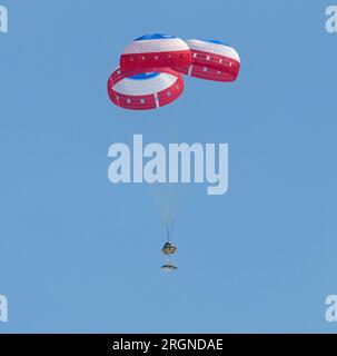 Reportage : Boeing orbital Flight Test-2 Landing (mai 2022) - le vaisseau spatial Boeing CST-100 Starliner largue le bouclier thermique alors qu'il atterrit dans le port spatial de White Sands missile Range, le mercredi 25 mai 2022, au Nouveau-Mexique. Banque D'Images