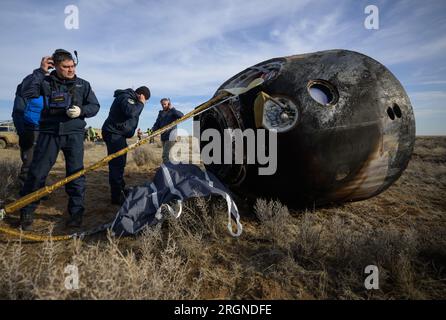 Reportage : expédition 66 atterrissage de Soyouz (mars 2022) - les équipes russes de recherche et sauvetage arrivent à la sonde Soyouz MS-19 peu de temps après son atterrissage dans une zone éloignée près de la ville de Zhezkazgan, Kazakhstan, le mercredi 30 mars 2022. Banque D'Images