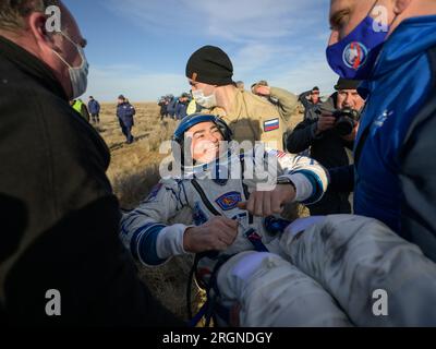 Reportage : expédition 66 atterrissage Soyouz (mars 2022) - l'astronaute de l'expédition 66 de la NASA Mark Vande Hei est aidé à quitter le vaisseau spatial Soyouz MS-19 quelques minutes seulement après que lui et les cosmonautes russes Pyotr Dubrov et Anton Shkaplerov ont atterri dans une zone éloignée près de la ville de Zhezkazgan, Kazakhstan, le mercredi 30 mars 2022. Banque D'Images