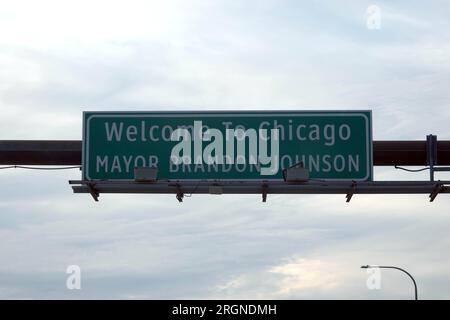 A Bienvenue à Chicago, panneau du maire Brandon Johnson sur l'autoroute Interstate 90, lundi 7 août 2023, à Chicago. Banque D'Images