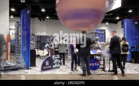 Reportage : 37th Space Symposium (2022) - la zone d'exposition de la NASA est vue dans cette photographie de 6 secondes lors du 37th Space Symposium, le mardi 5 avril 2022 Banque D'Images