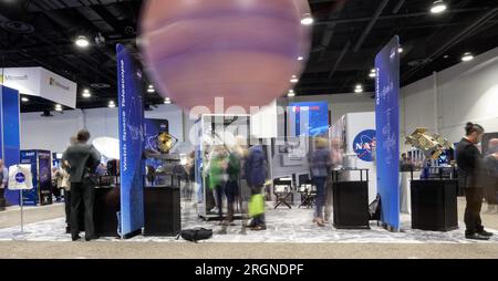 Reportage : 37th Space Symposium (2022) - la zone d'exposition de la NASA est vue dans cette photographie de 10 secondes lors du 37th Space Symposium, le mardi 5 avril 2022 Banque D'Images