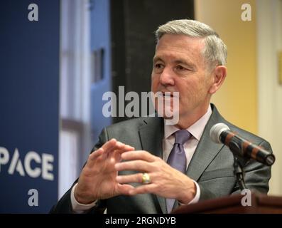 Reportage : 37th Space Symposium (2022) - Bob Cabana, administrateur associé de la NASA, prend la parole lors de « Small satellites, Big missions : Pathfinding CubeSats Exploring the Moon and Beyond », une conférence de presse lors du 37th Space Symposium, mercredi 6 avril 2022 Banque D'Images