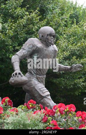 Une statue de Chicago Bears en courant contre Walter Payton au Soldier Field, lundi 7 août 2023, à Chicago. Banque D'Images