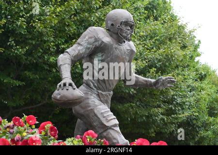 Une statue de Chicago Bears en courant contre Walter Payton au Soldier Field, lundi 7 août 2023, à Chicago. Banque D'Images