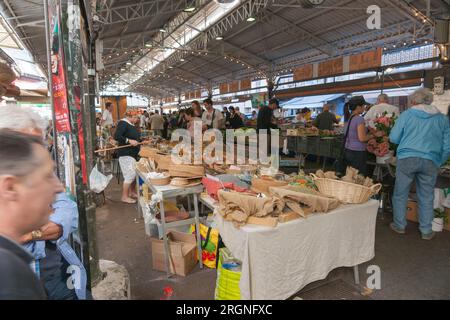 Antibes France - mai 1 2011 ; marchés provençaux proposant produits et épices à Markthalle. Banque D'Images
