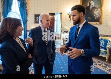 Reportage : les Champions NBA 2022 Golden State Warriors visitent la Maison Blanche (2023) - le président Joe Biden et la vice-présidente Kamala Harris discutent avec le garde des Golden State Warriors Steph Curry dans la salle bleue de la Maison Blanche, le mardi 17 janvier 2023, avant un événement célébrant le championnat NBA 2022 de l'équipe. Banque D'Images