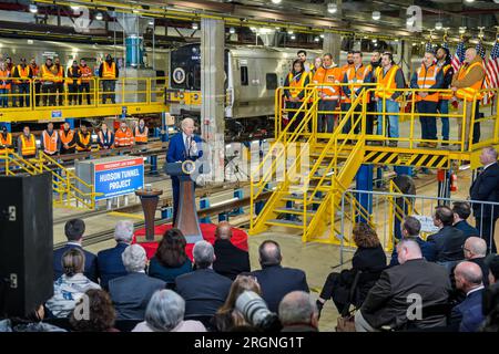 Reportage : visite de Biden au West Side Rail Yard à New York (janvier 2023) - le président Joe Biden prononce un discours sur les investissements en infrastructure dans le projet de tunnel de l'Hudson River, mardi 31 janvier 2023, au West Side Rail Yard à New York. Banque D'Images