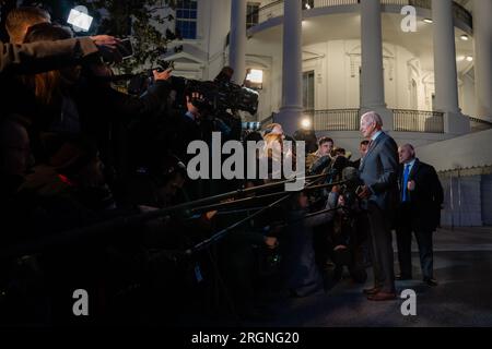 Reportage : le président Joe Biden parle à la presse sur la pelouse sud de la Maison Blanche avant de monter à bord de Marine One, vendredi 27 janvier 2023, en route pour Camp David, Maryland. Banque D'Images