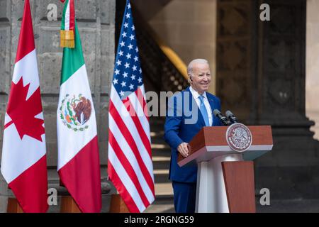 Reportage : Joe Biden et son épouse Jill Biden visitent Mexico (2023 janvier) - le président Joe Biden fait une déclaration conjointe à la presse avec le président mexicain Andres Manuel Lopez Obrador et le premier ministre canadien Justin Trudeau lors du Sommet des dirigeants nord-américains, le mardi 10 janvier 2023. au Palais National de Mexico. Banque D'Images