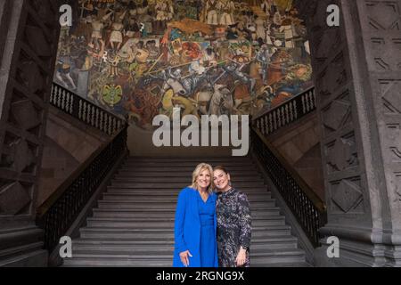 Reportage : Joe Biden et son épouse Jill Biden visitent Mexico (2023 janvier) - la première dame Jill Biden pose pour une photo de la fresque murale de Diego Rivera « l’histoire du Mexique » avec la première dame du Mexique, le Dr Beatriz Gutiérrez Müller, lundi 9 janvier 2023, au Palais national de Mexico. Banque D'Images