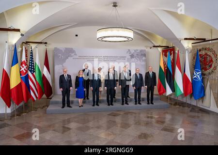 Reportage : visite de Biden en Pologne pour le Sommet extraordinaire de l'OTAN Réunion des neuf (2023) - le Président Joe Biden pose pour une photo de famille avec neuf chefs d'Etat de Bucarest et le Secrétaire général de l'OTAN Jens Stoltenberg, mercredi 22 février 2023, au Palais présidentiel à Varsovie, en Pologne. Banque D'Images