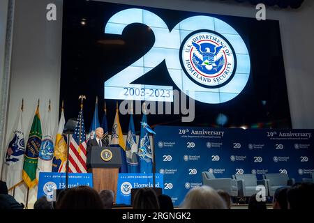 Reportage : événement du 20e anniversaire du Département de la sécurité intérieure (2023) - le président Joe Biden prononce une allocution lors d'un événement commémorant le 20e anniversaire du Département de la sécurité intérieure, le mercredi 1 mars 2023, à la rue DHS Campus d’Elizabeth à Washington, D.C. Banque D'Images