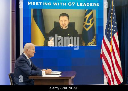 Reportage : le président Joe Biden participe à un appel virtuel avec les dirigeants du G7 et le président ukrainien Volodymyr Zelenskyy, vendredi 24 février 2023, dans l’auditorium de la Cour Sud dans le bâtiment du bureau exécutif Eisenhower à la Maison Blanche. Banque D'Images