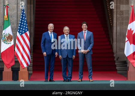 Reportage : Joe Biden et son épouse Jill Biden visitent Mexico (2023 janvier) - le président Joe Biden, le président mexicain Andres Manuel Lopez Obrador et le premier ministre canadien Justin Trudeau posent pour une photo de groupe lors du Sommet des dirigeants nord-américains, le mardi 10 janvier 2023, au Palais national de Mexico. Banque D'Images