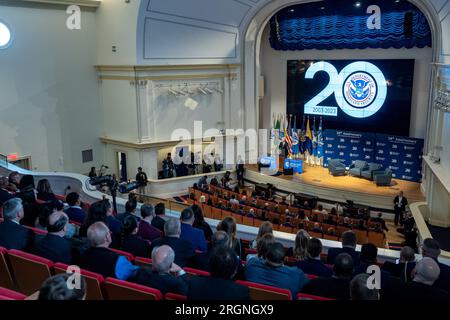 Reportage : événement du 20e anniversaire du Département de la sécurité intérieure (2023) - le président Joe Biden prononce une allocution lors d'un événement commémorant le 20e anniversaire du Département de la sécurité intérieure, le mercredi 1 mars 2023, à la rue DHS Campus d’Elizabeth à Washington, D.C. Banque D'Images