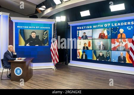 Reportage : le président Joe Biden participe à un appel virtuel avec les dirigeants du G7 et le président ukrainien Volodymyr Zelenskyy, vendredi 24 février 2023, dans l’auditorium de la Cour Sud dans le bâtiment du bureau exécutif Eisenhower à la Maison Blanche. Banque D'Images