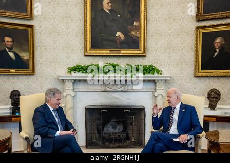 Reportage : le président Joe Biden rencontre le président de la Finlande Sauli Niinisto, jeudi 9 mars 2023, dans le bureau ovale de la Maison Blanche. Banque D'Images