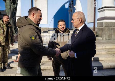 Reportage : le président Joe Biden visite St. Monastère de Michel à Kiev, Ukraine, lundi 20 février 2023, avec le président Volodymyr Zelenskyy et son chef de bureau Andriy Yermak, à gauche. Banque D'Images