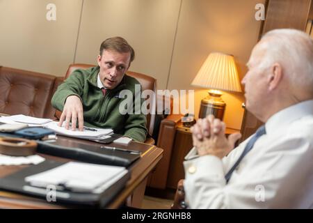 Reportage : le président Joe Biden rencontre le conseiller à la sécurité nationale Jake Sullivan à bord d’Air Force One, le lundi 13 mars 2023, en route pour la North Island Naval Air Station à San Diego, en Californie. Banque D'Images